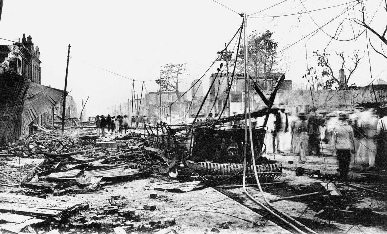 Danos causados pelo terremoto e um carro queimado, King Street, Kingston, Jamaica, 1907 de Unbekannt