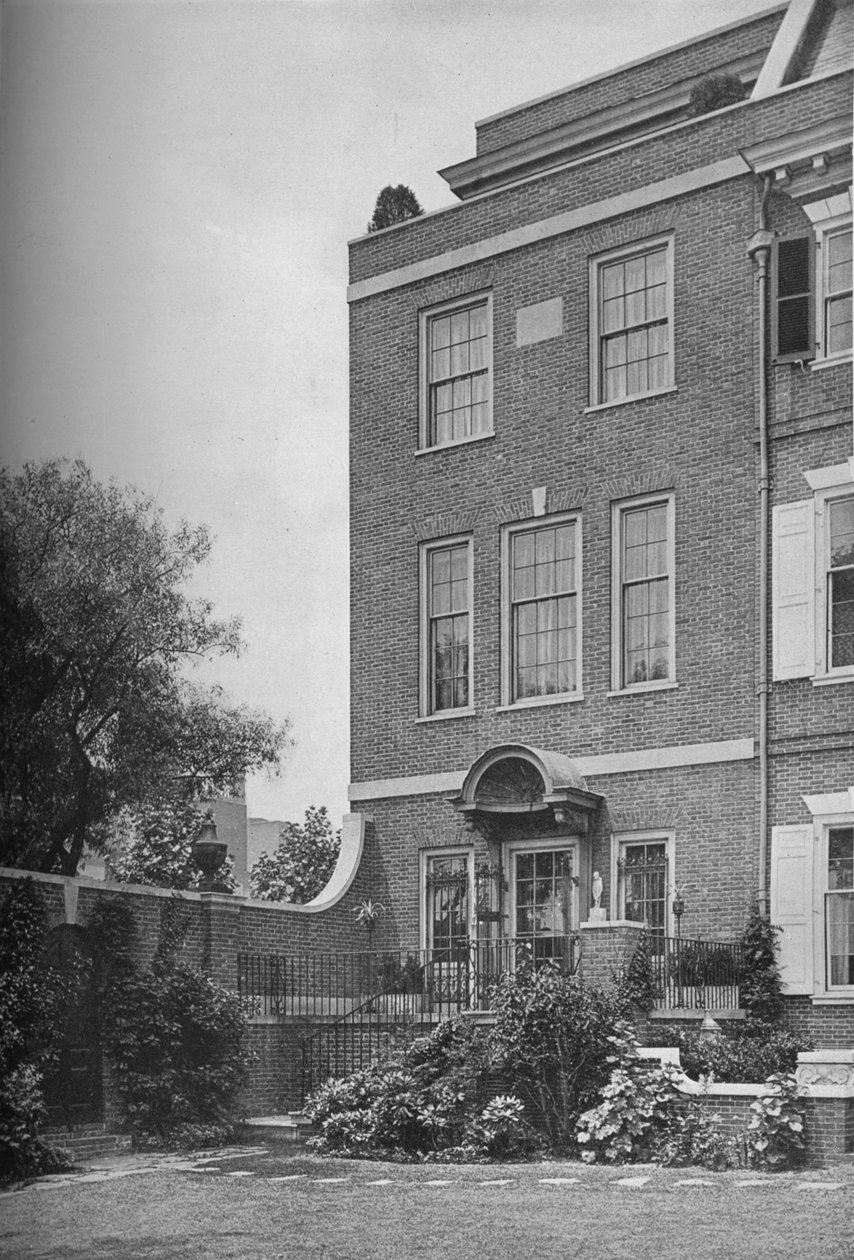 Frente leste, com terraço e portão do jardim, casa da Sra. WK Vanderbilt, Nova York, 1924 de Unbekannt