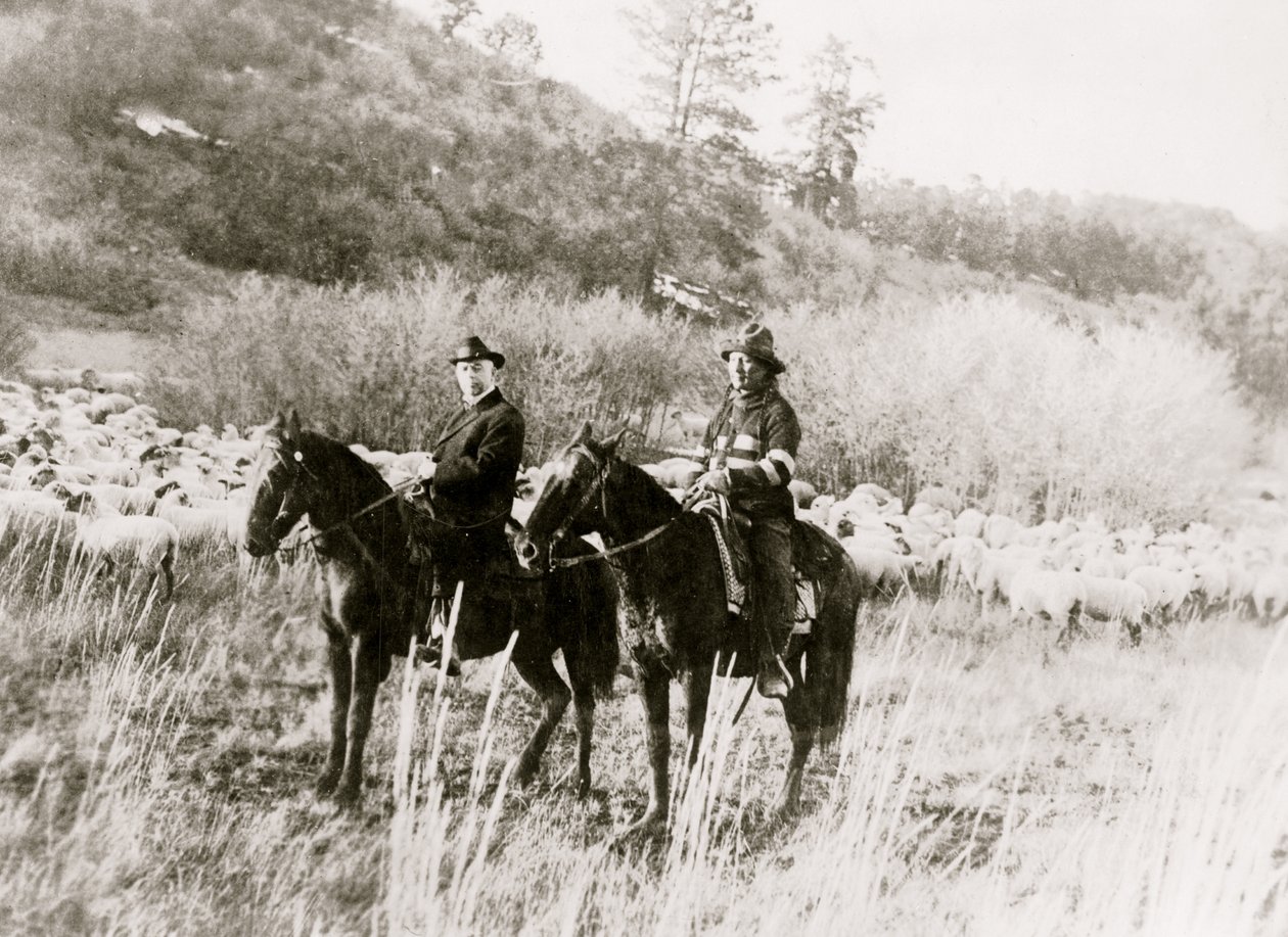 Edd Ladd, índio Apache de sangue puro, da Reserva Jicarilla, Novo México, com o Comissário indiano Cato Sells, a cavalo em 1920 (foto) de Unbekannt