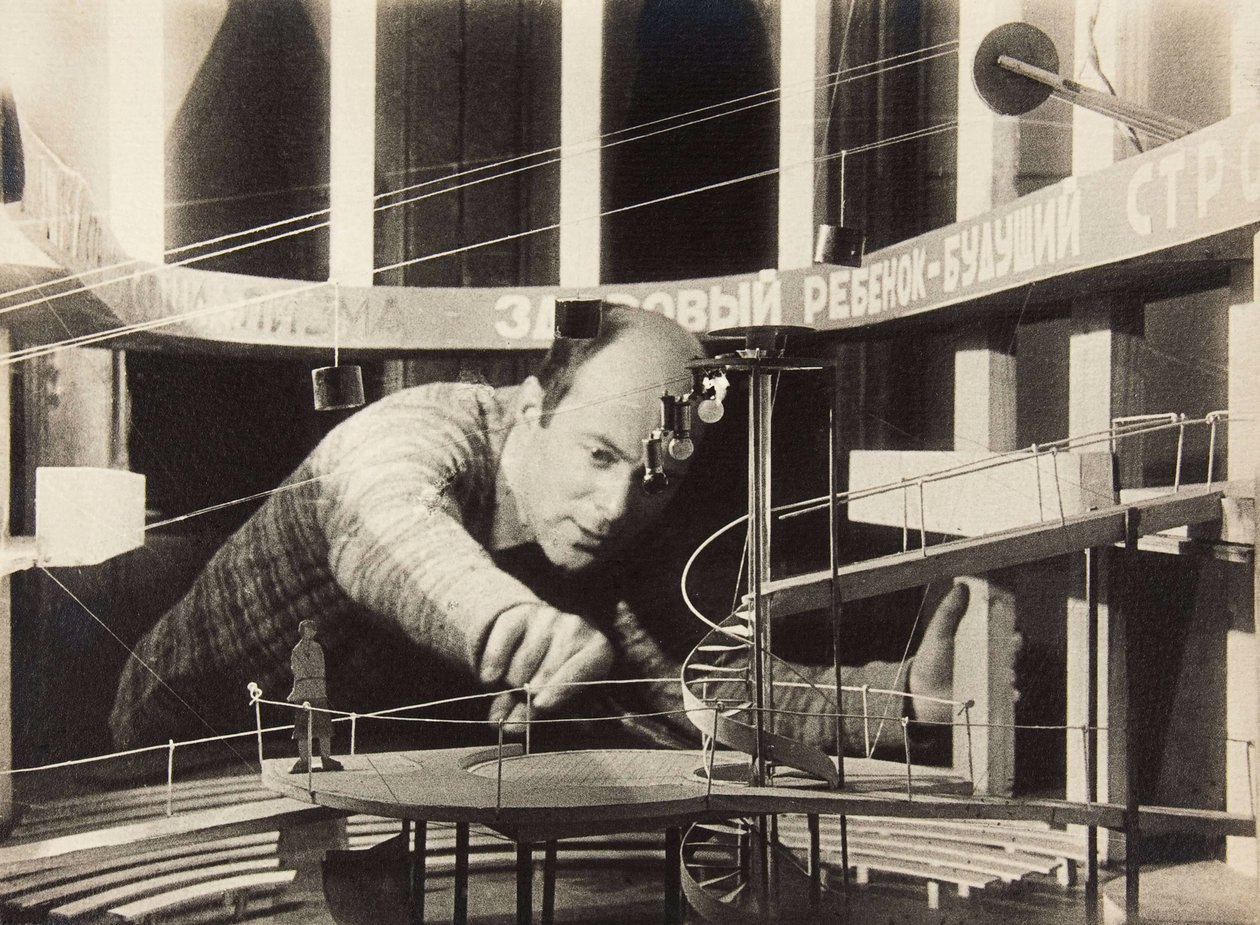 El Lissitzky Trabalhando em um Cenografia, Meyerhold Theatre, 1929. de Unbekannt