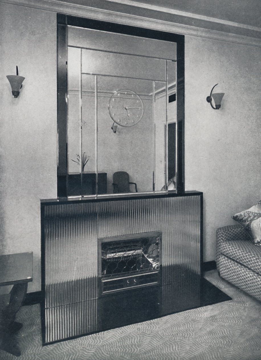 Lareira elétrica e overmantel por James Clark & Son Ltd., 1940 de Unbekannt