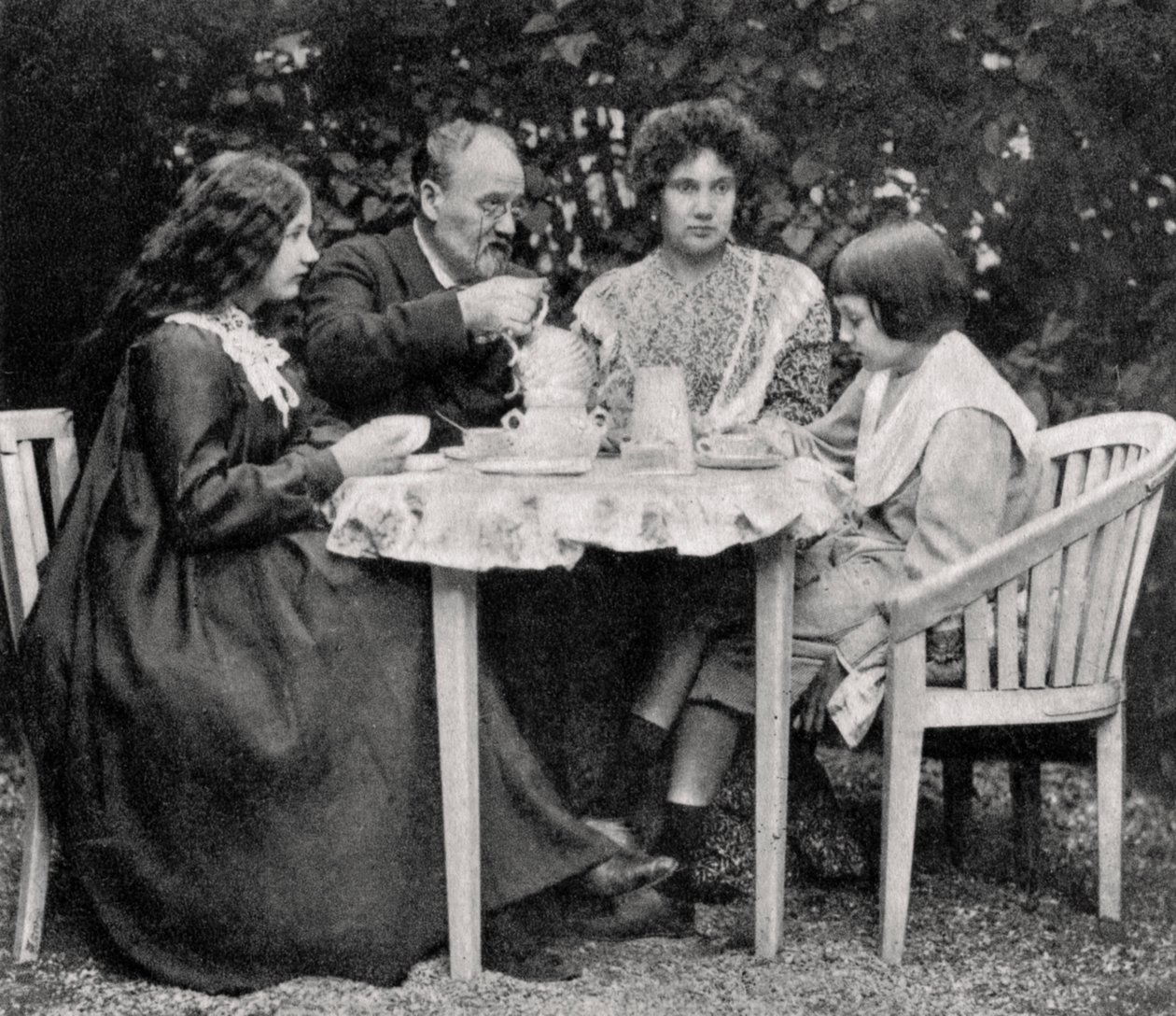Emile Zola, romancista francês, com sua família, 1899 de Unbekannt