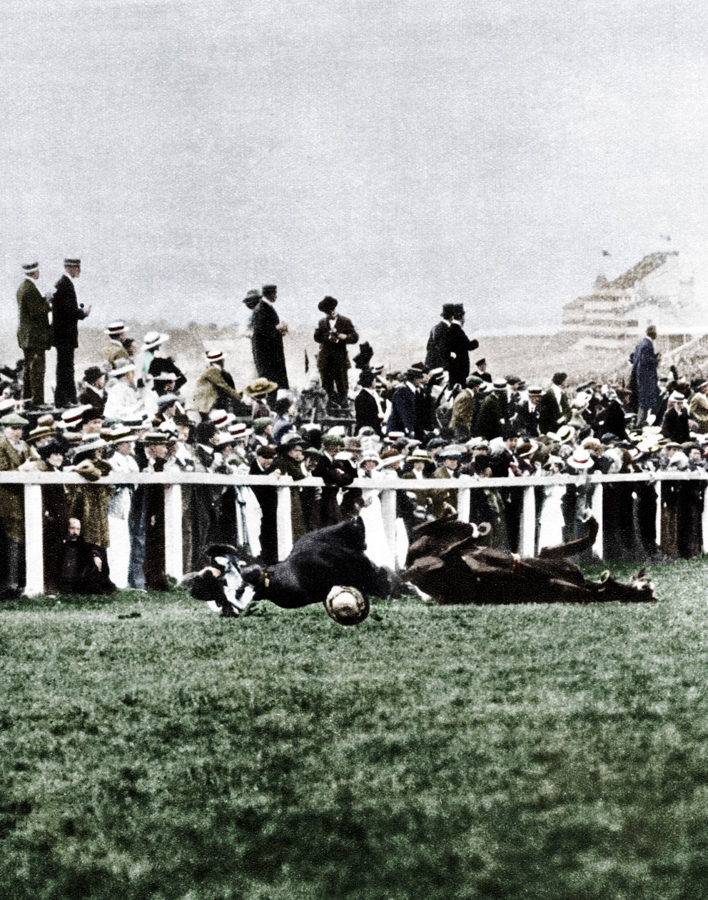 Emily Davison se jogando na frente do cavalo Kings durante o Derby, Epsom, Surrey, 1913 de Unbekannt
