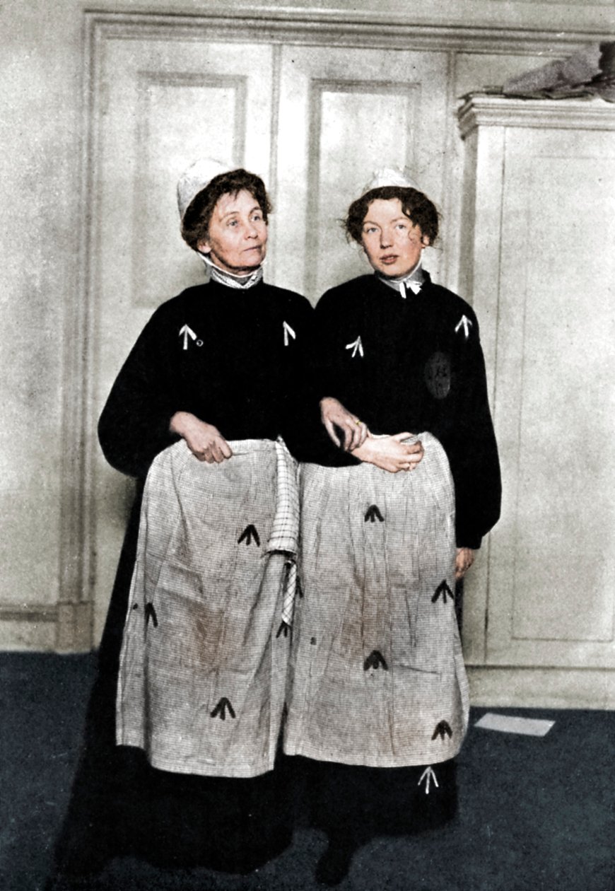 Emmeline e Christabel Pankhurst, sufragistas inglesas, em trajes de prisão, 1908 de Unbekannt