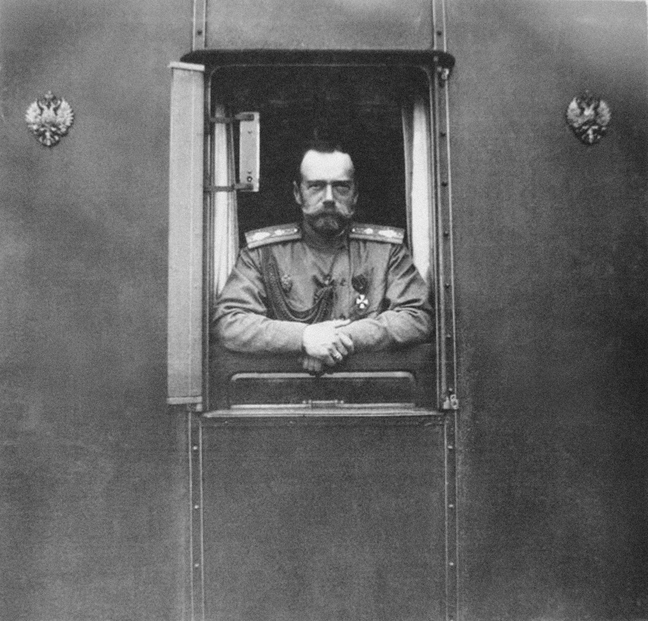 Imperador Nicolau II na janela do próprio vagão, 1917 de Unbekannt