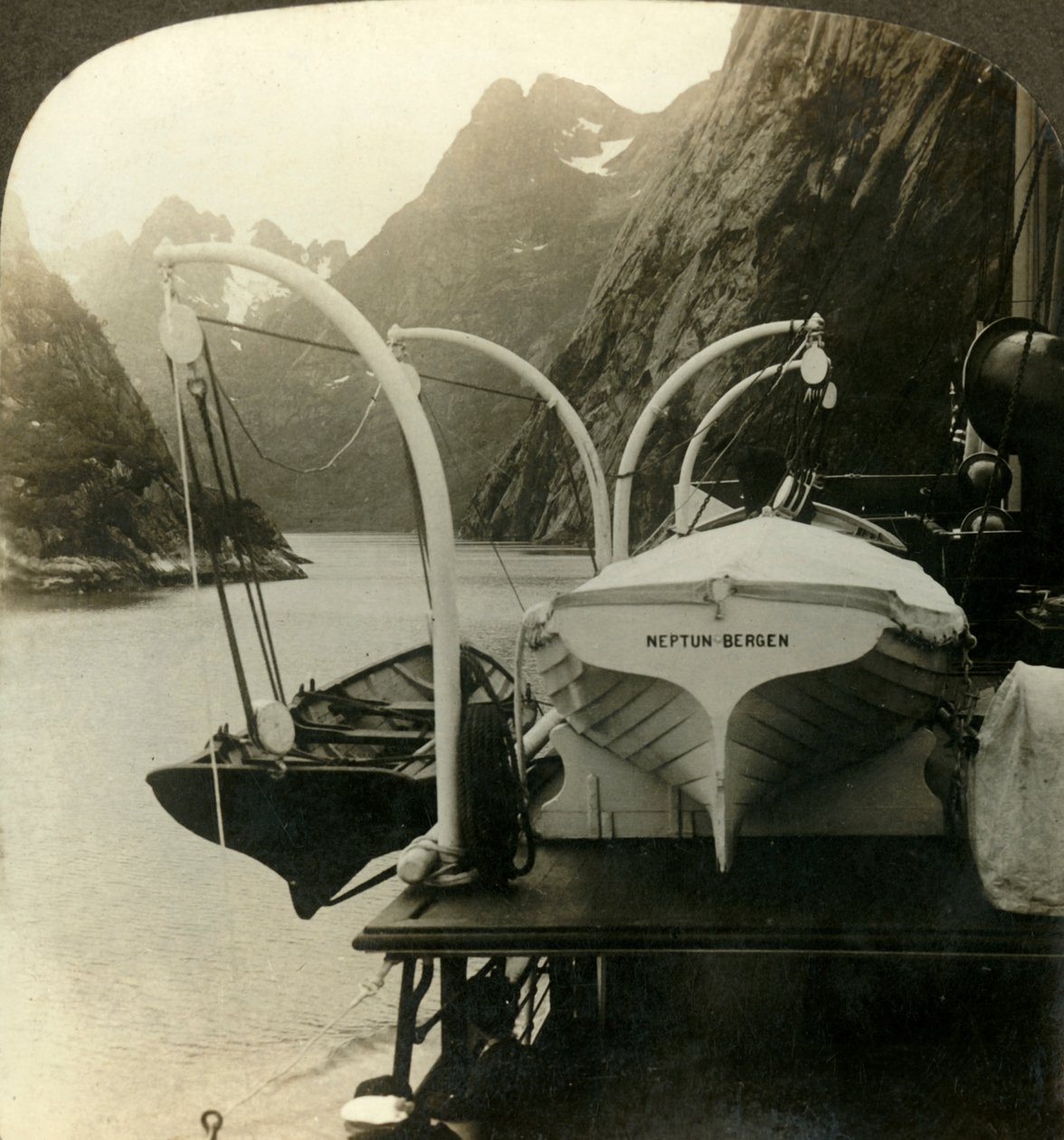 A caminho das falésias preciosas ao redor do Cabo Norte, ao longo do Lyngenfjord, Noruega, c1905. de Unbekannt