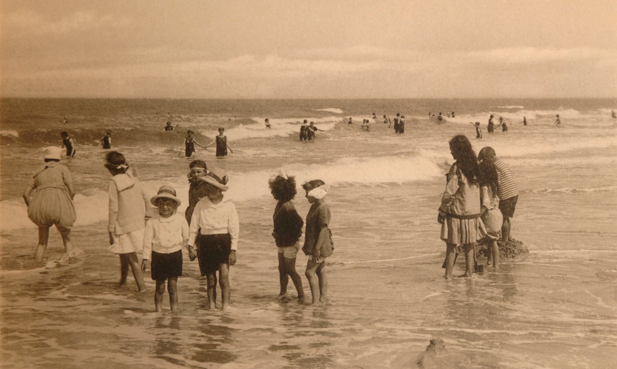 Crianças em banho-maria, banho para crianças, c1900. de Unbekannt
