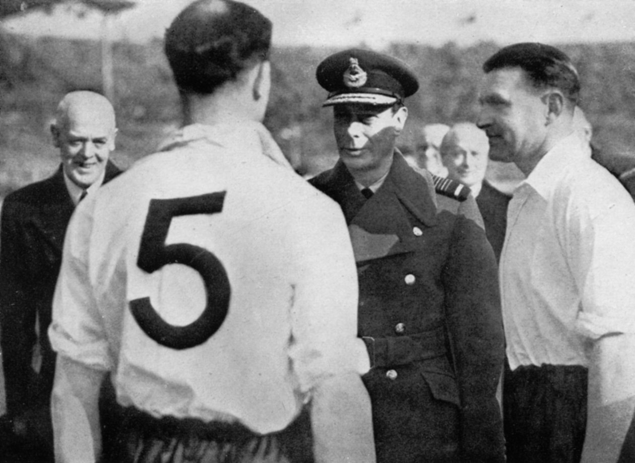 O jogador de futebol inglês Eddie Hapgood encontra o rei George VI, c1937-c1944 de Unbekannt