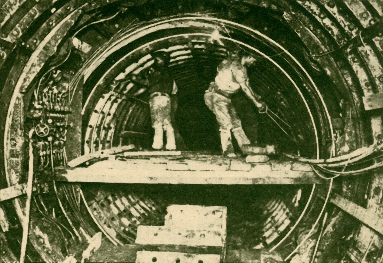 Ampliando túneis na cidade e na ferrovia sul de Londres, lançando diâmetros novos e antigos, 1930. de Unbekannt