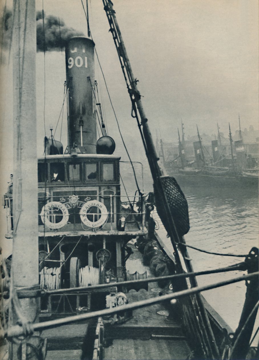Entrando nas docas de Grimsby no final de uma viagem no Mar do Norte está o navio de pesca Saurian, 1937 de Unbekannt