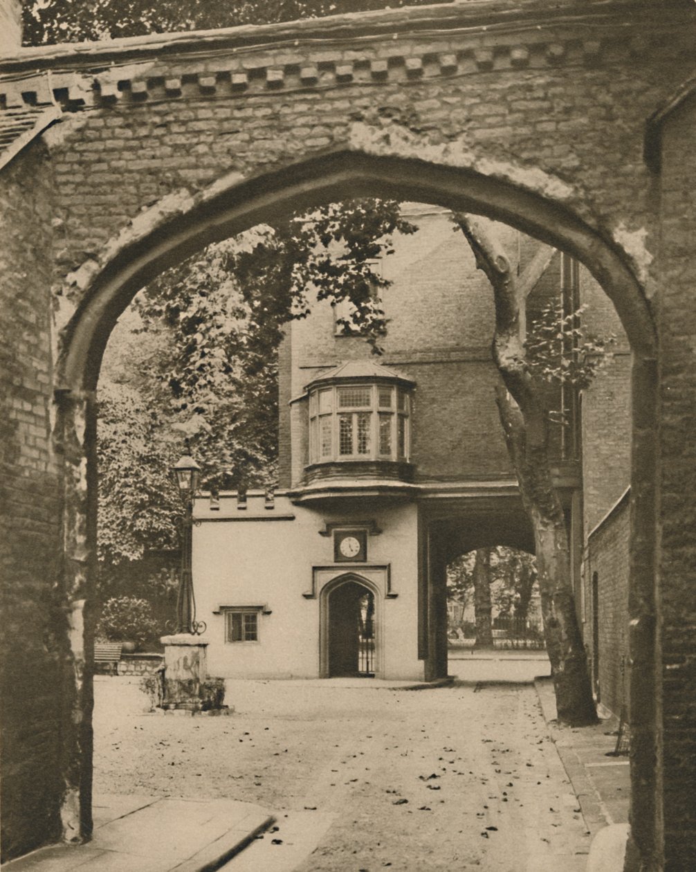 Pátio de entrada e gateway da Charterhouse, c1935. de Unbekannt