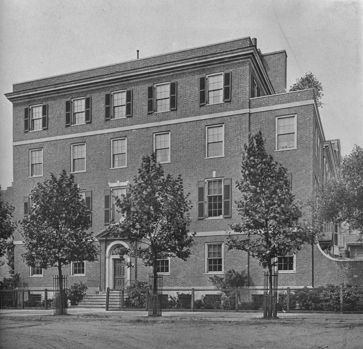 Frente de entrada na East 57th Street, casa da Sra. WK Vanderbilt, Nova York, 1924 de Unbekannt
