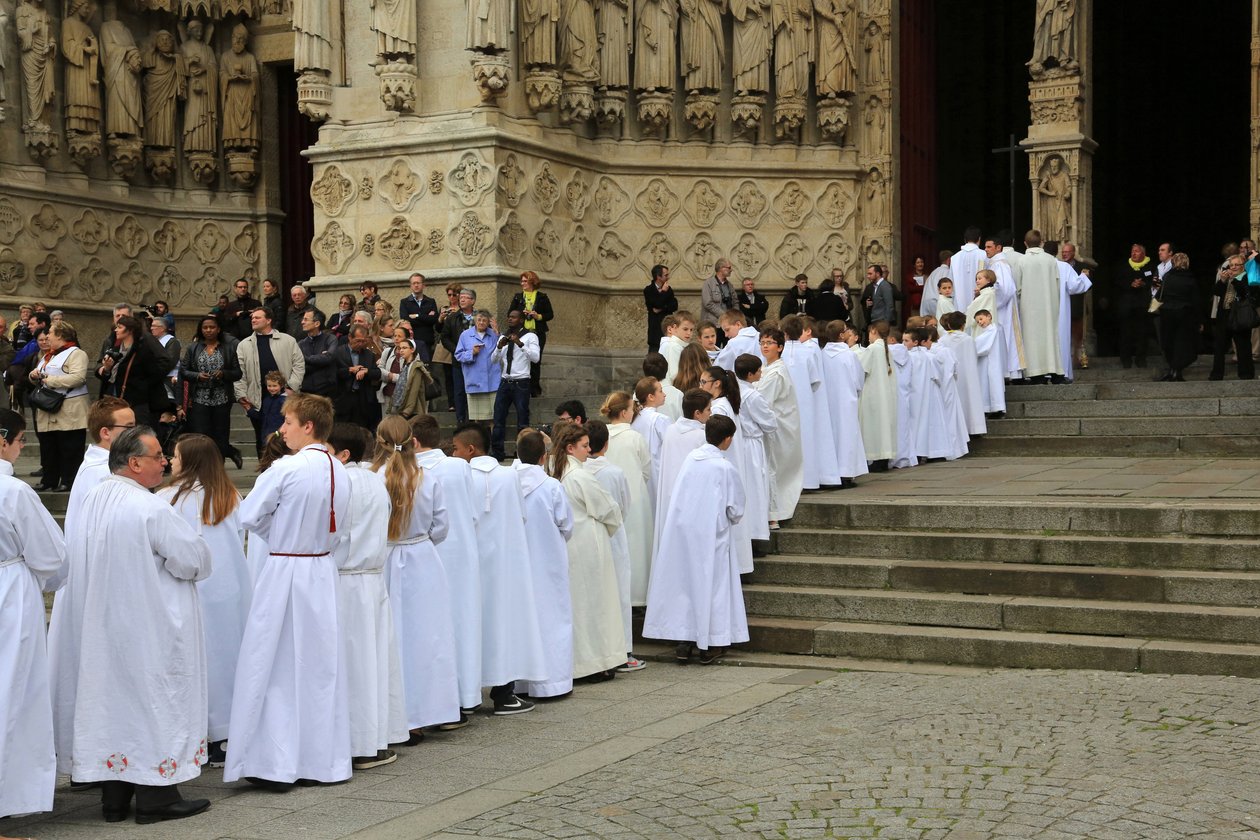Processionl de entrada. Ordenação episcopal. Catedral de Amiens, Amiens, França de Unbekannt