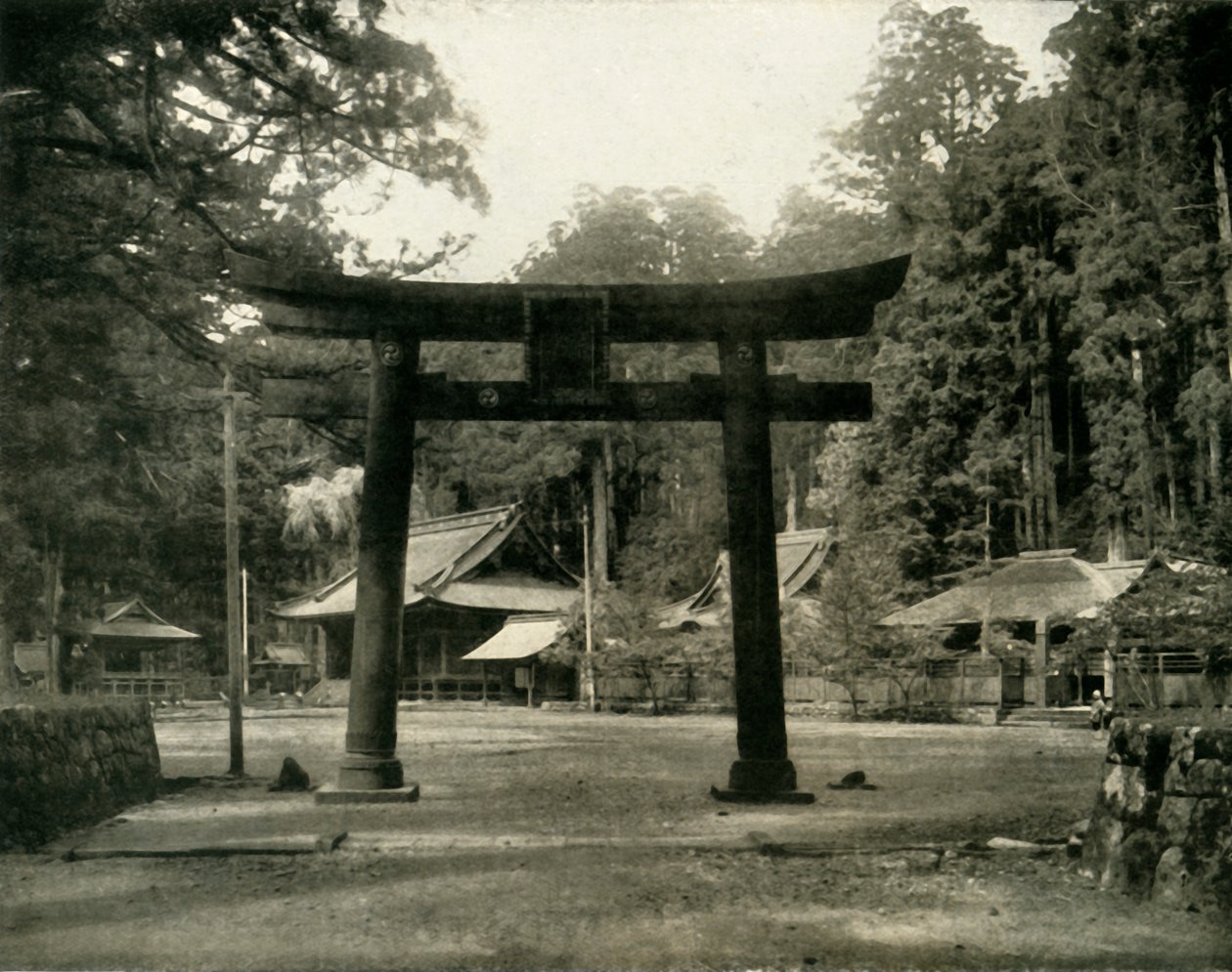 Entrada para um templo xintoísmo, no distrito de Nikko no Japão, 1936. de Unbekannt