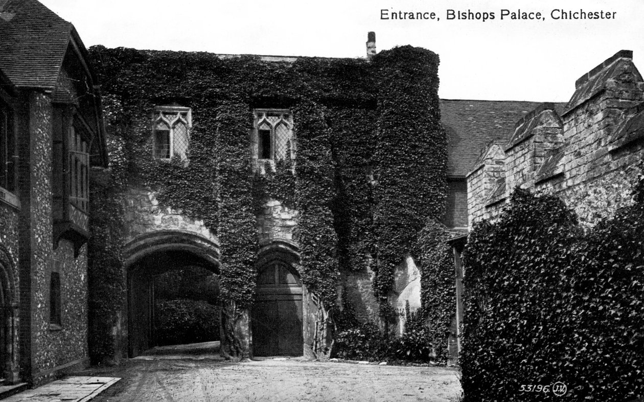 Entrada para o Palácio dos Bispos, Chichester, Sussex, início do século XX de Unbekannt
