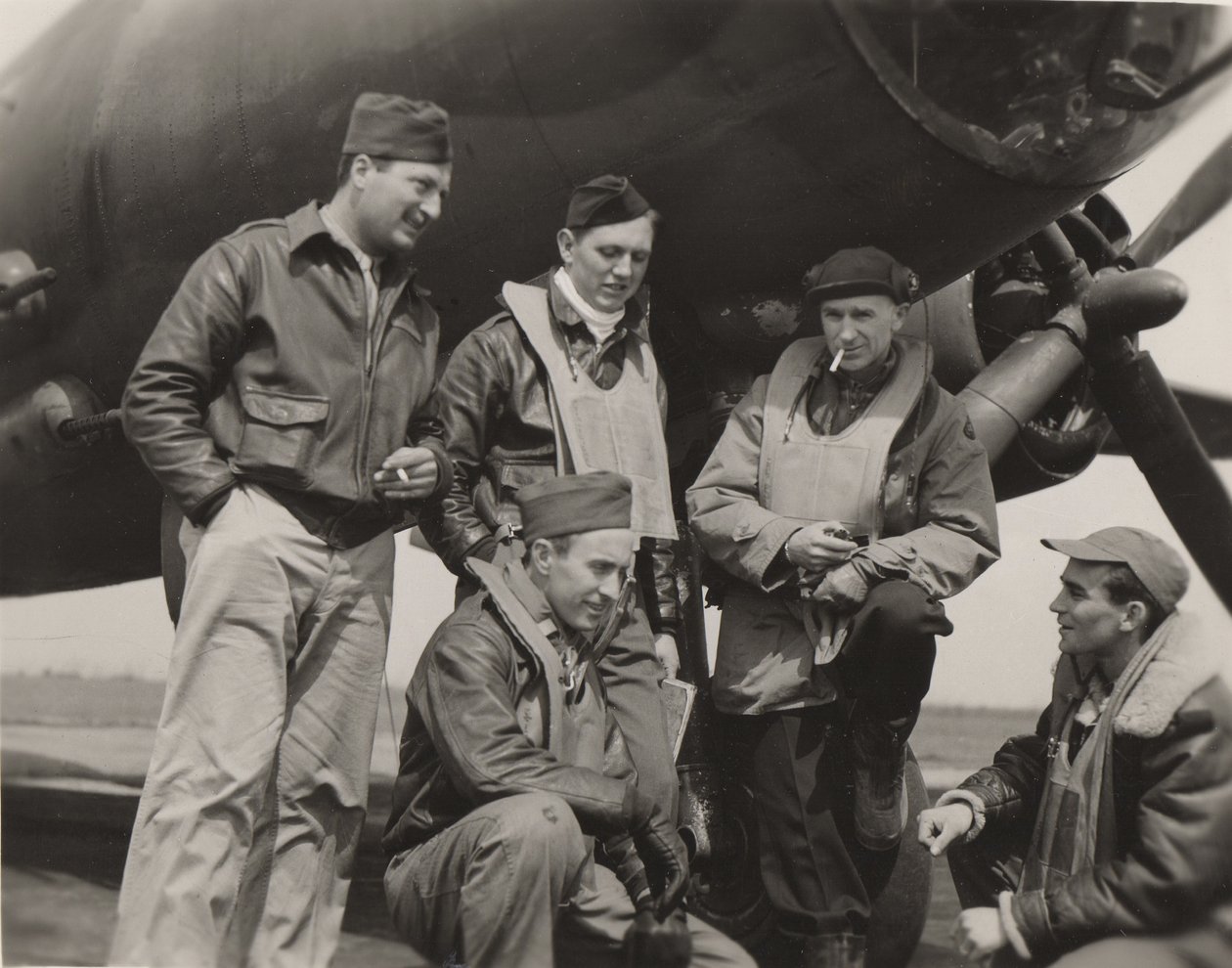 Ernie Pyle com uma equipa de bombistas de Unbekannt