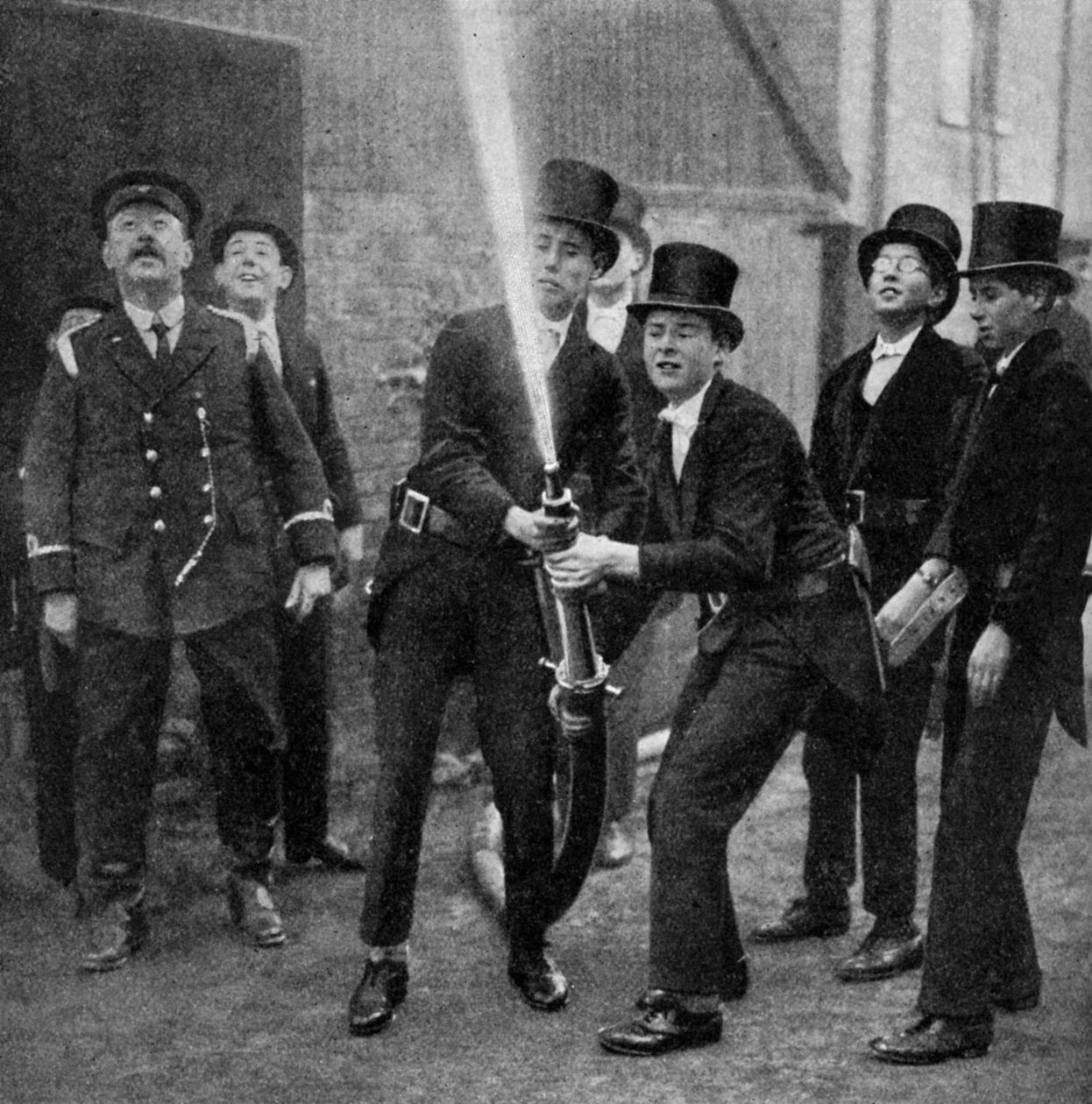 Etons amadores bombeiros praticando uma broca de mangueira, Berkshire, c1922 de Unbekannt