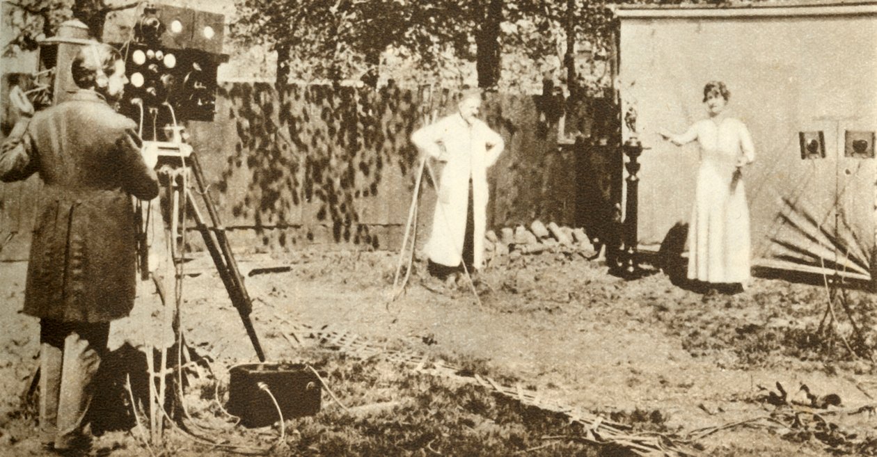 Eugene Lauste gravando a primeira imagem em movimento e som combinados, c1905, 1935. de Unbekannt