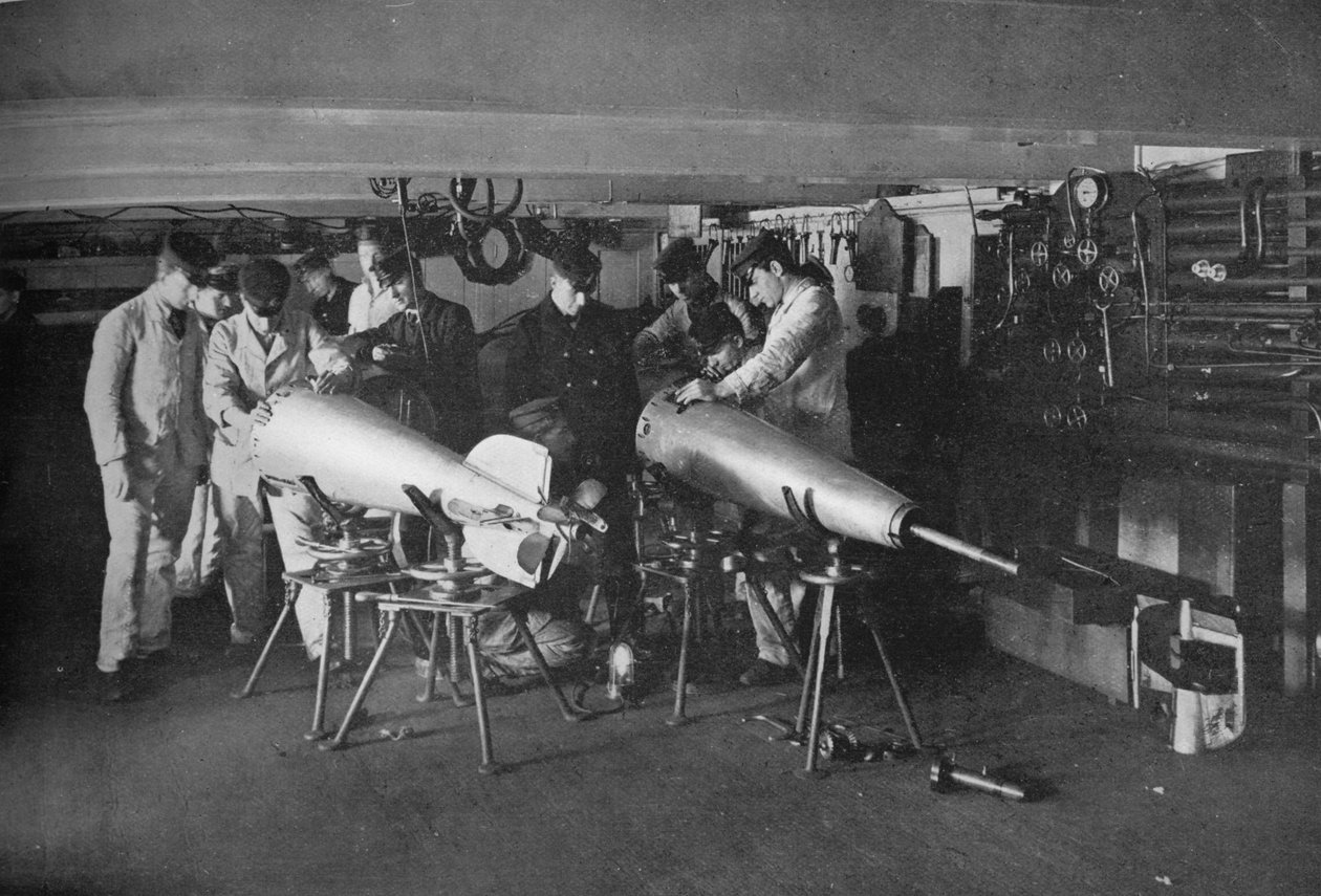 Examinando um torpedo, 1914 de Unbekannt