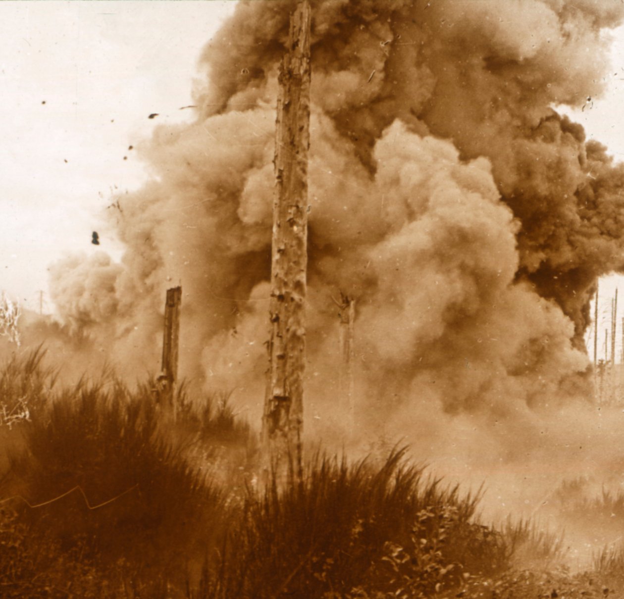 Explosão de uma mina, Vosges, leste da França, c1914-c1918 de Unbekannt