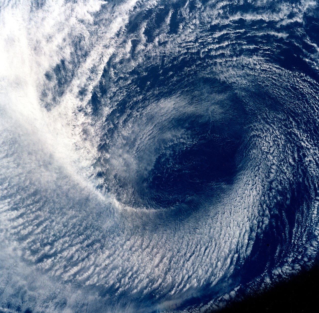 Olho da tempestade tropical Blanca fotografado entre 17 e 24 de junho de 1985 de Unbekannt