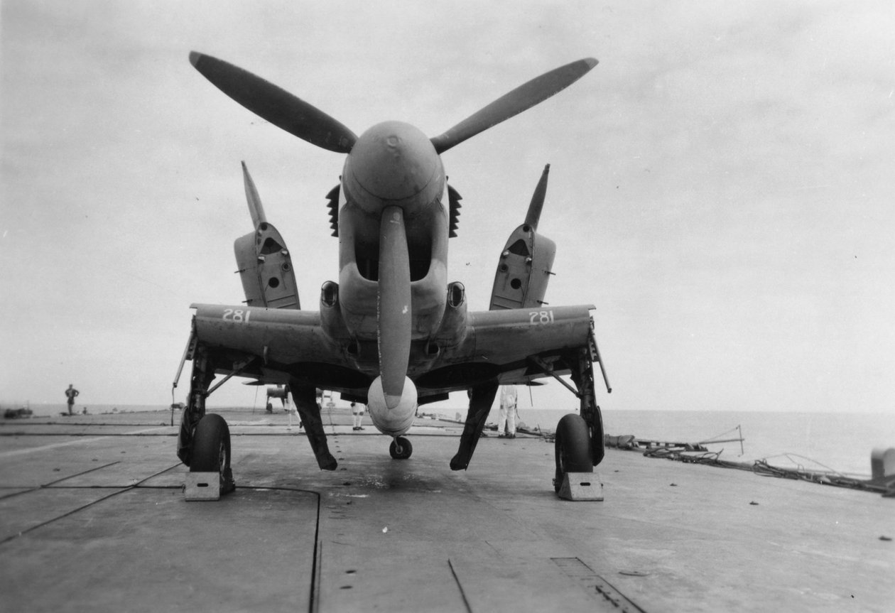 Aeronaves Fairey Firefly prontas para serem transportadas para o hangar, HMS Venerable, 1945 de Unbekannt