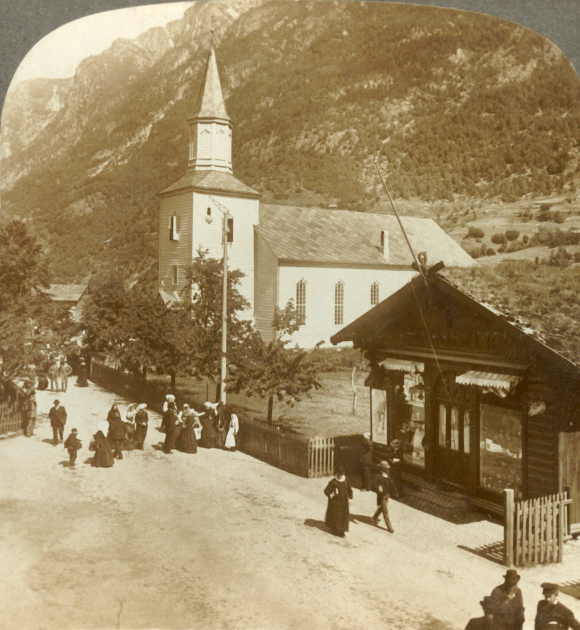 Famílias e vizinhos em uma manhã de domingo de verão na igreja da vila, Odde, Noruega, c1905. de Unbekannt