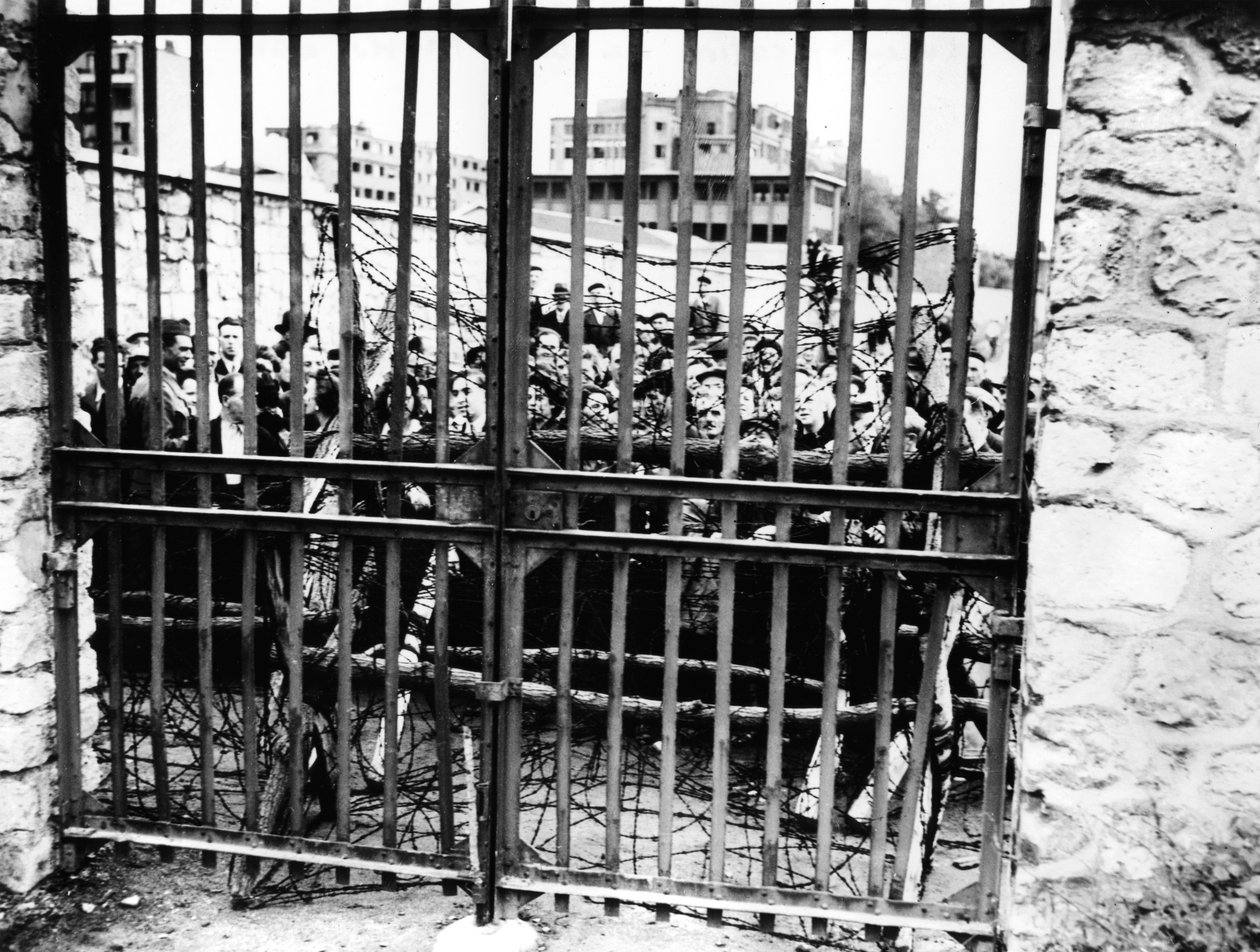 Famílias aguardando notícias de seus entes queridos, Air Ministry, Paris 1944 de Unbekannt