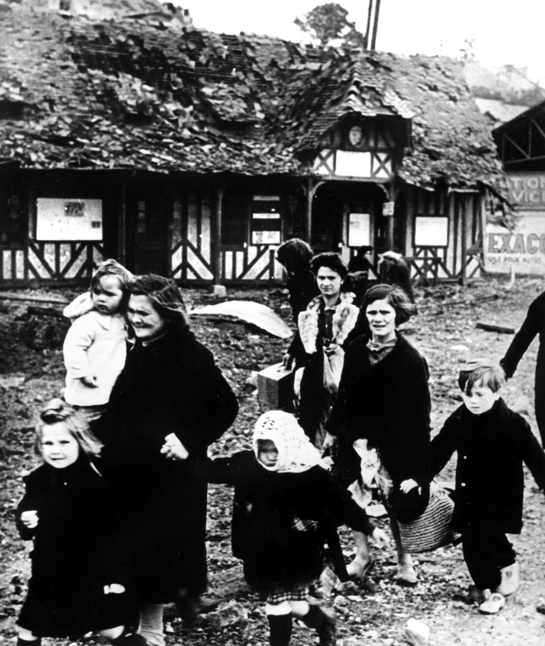 Famílias deixando sua vila bombardeadas durante o desembarque na Normandia, França, 1944 de Unbekannt