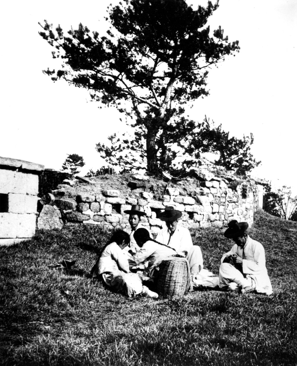 Família, desfrutando de um piquenique, Coréia, 1900 de Unbekannt