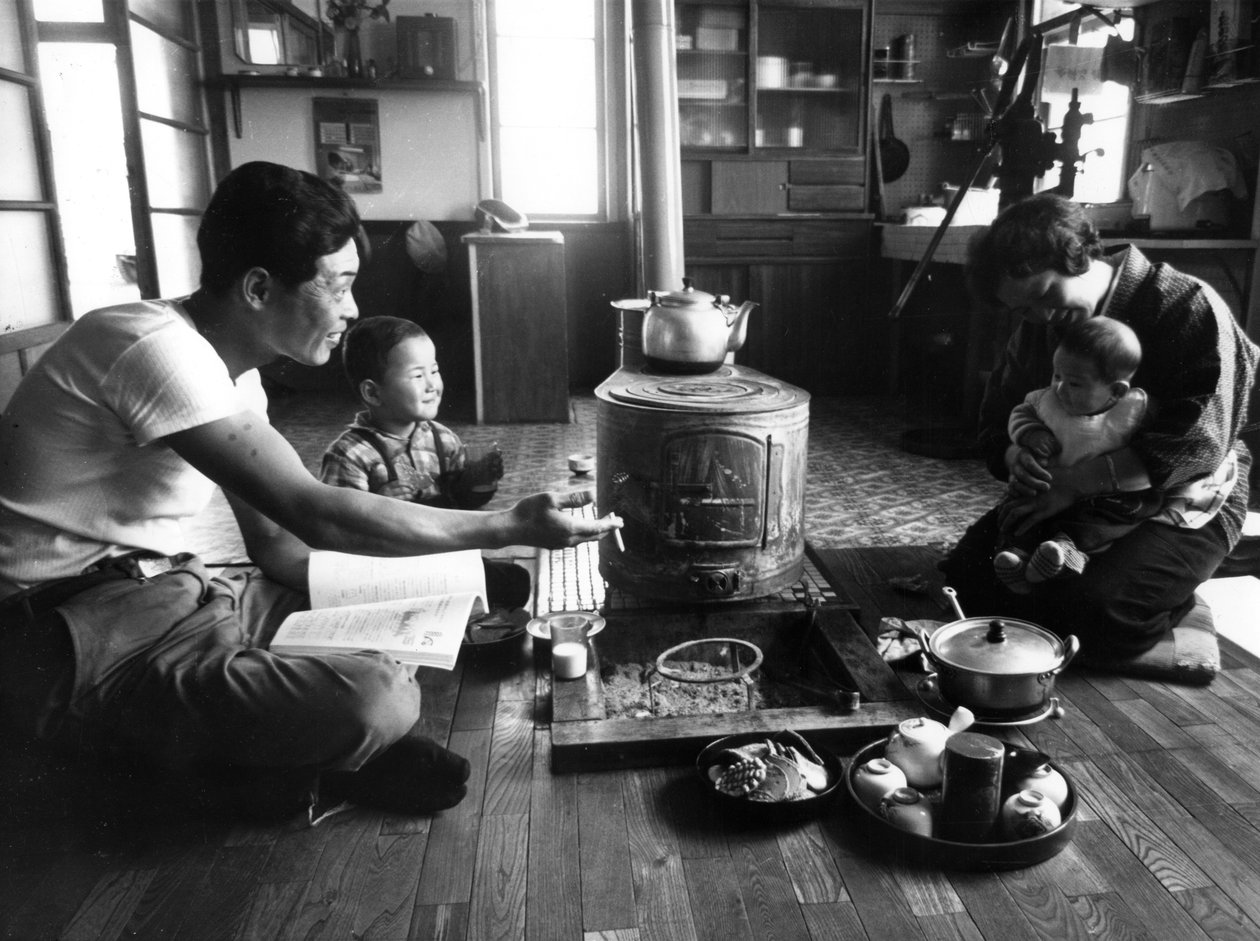 Família relaxando em sua sala de estar, região de Hokkaido, Japão, 1963 de Unbekannt