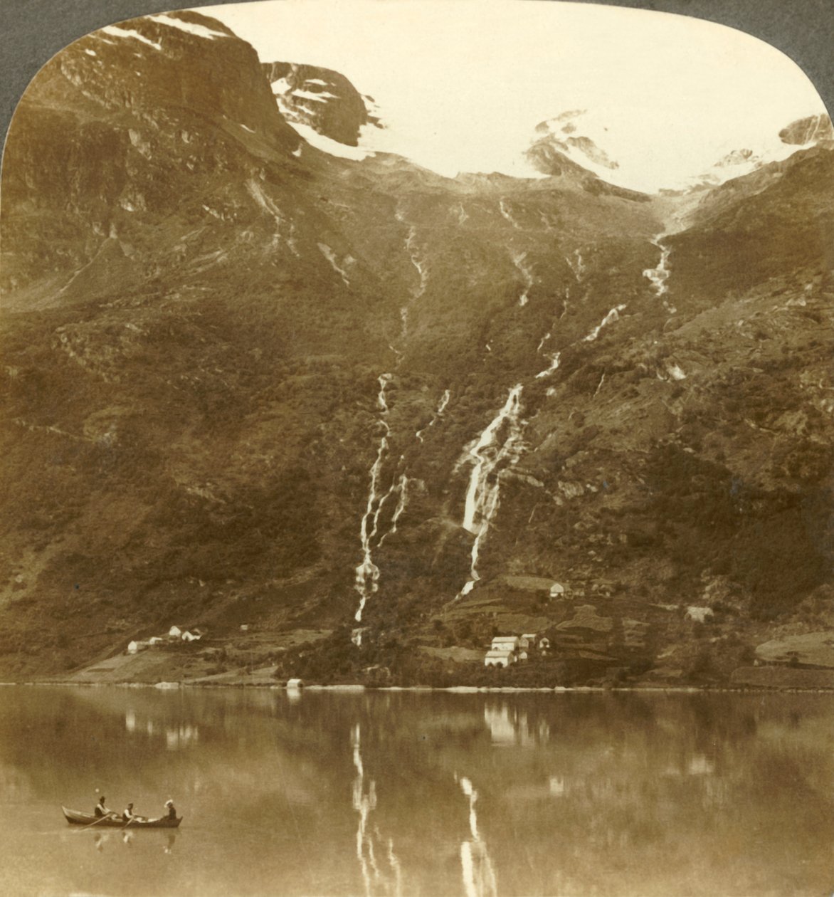 Casas da quinta de Yri aninhadas na base das montanhas - Yri cai na geleira, Noruega, c1905. de Unbekannt