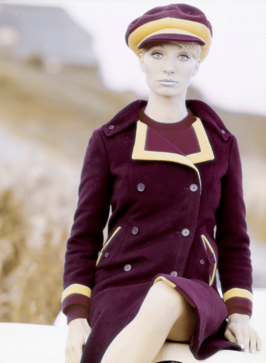 Moda: jovem mulher de boné e casaco, final dos anos 60 - início dos anos 70 (foto) de Unbekannt