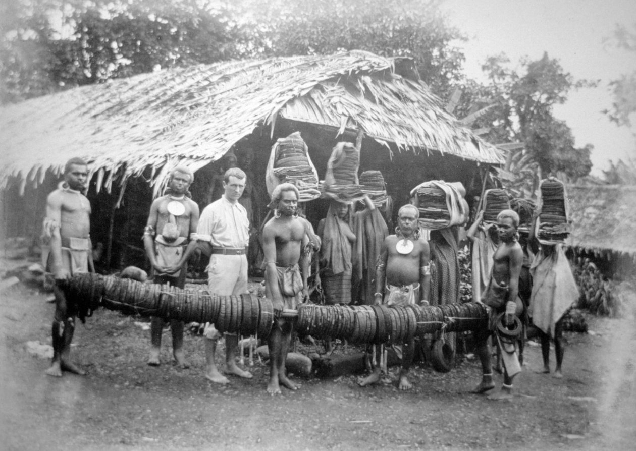 Dinheiro de penas, trazido para a casa de Forrests em Nelua, 1892 de Unbekannt