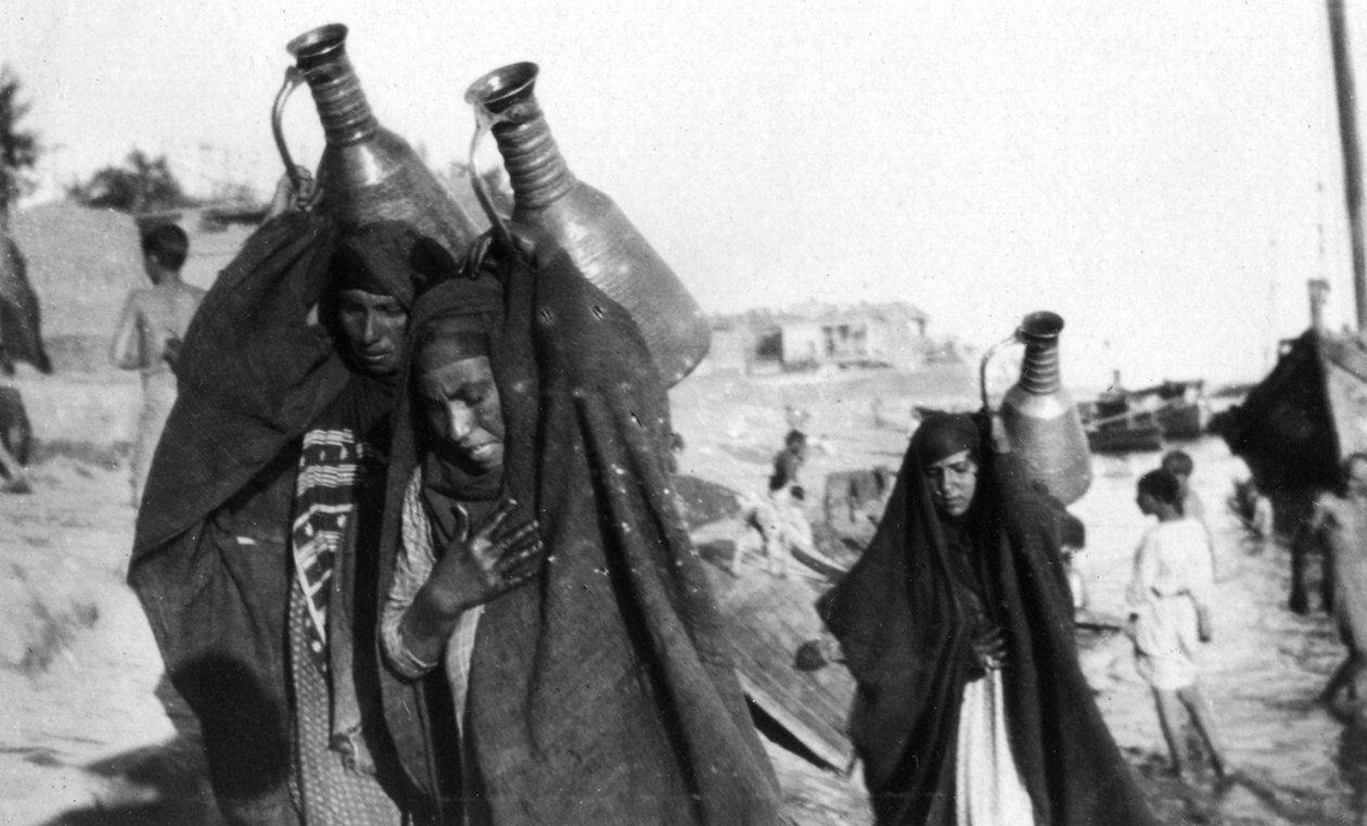 Transportadoras de águas femininas, Amarah, Iraque, 1917-1919 de Unbekannt