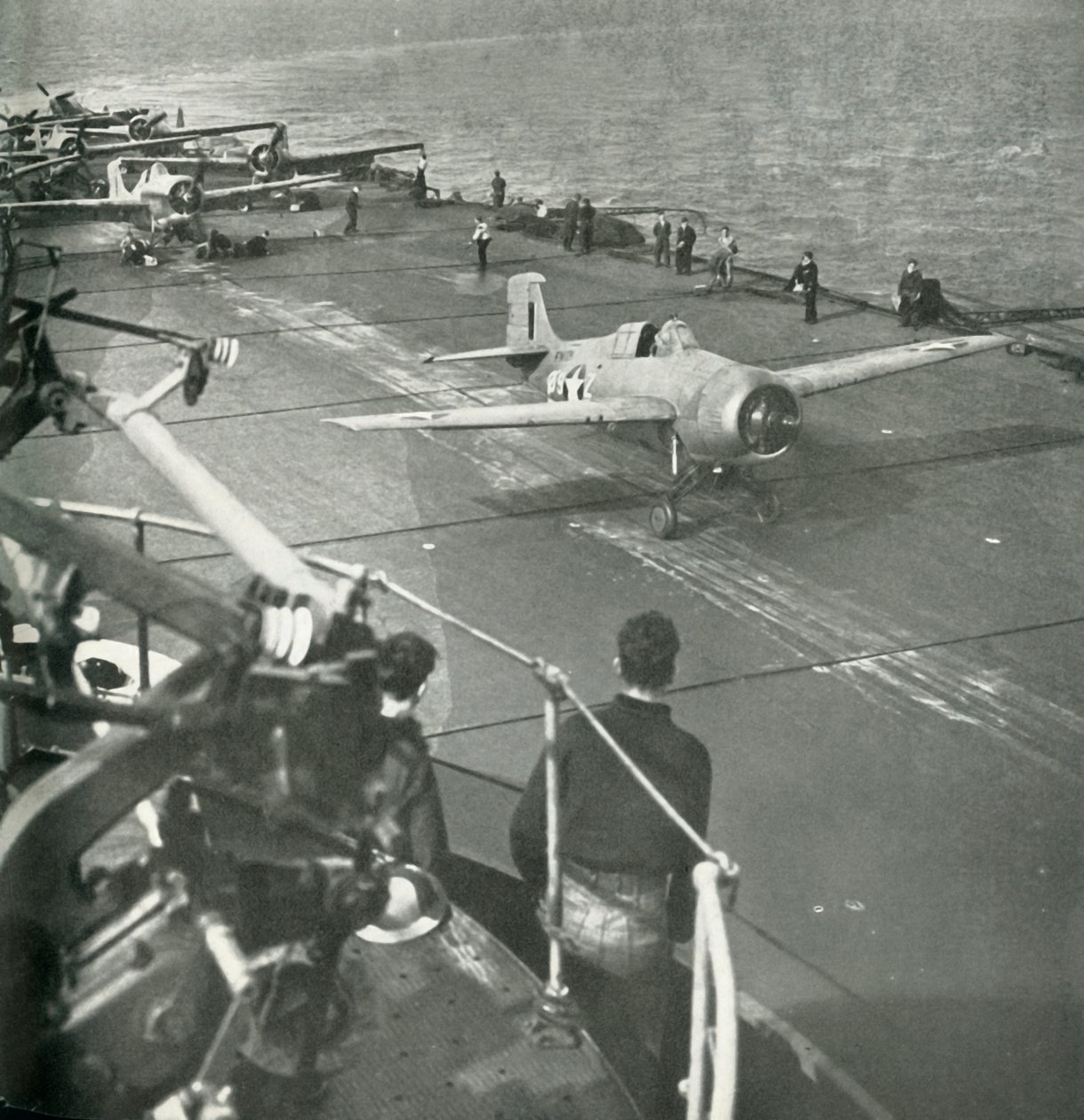Aviões de combate a bordo de um porta-aviões, Segunda Guerra Mundial, c1943. de Unbekannt