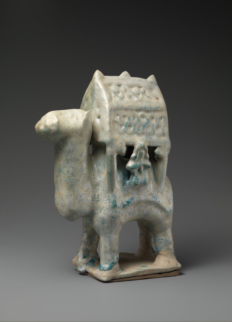 Estatueta em forma de camelo carregando um palanquim e dois cavaleiros, século XII e início do século XIII. de Unbekannt