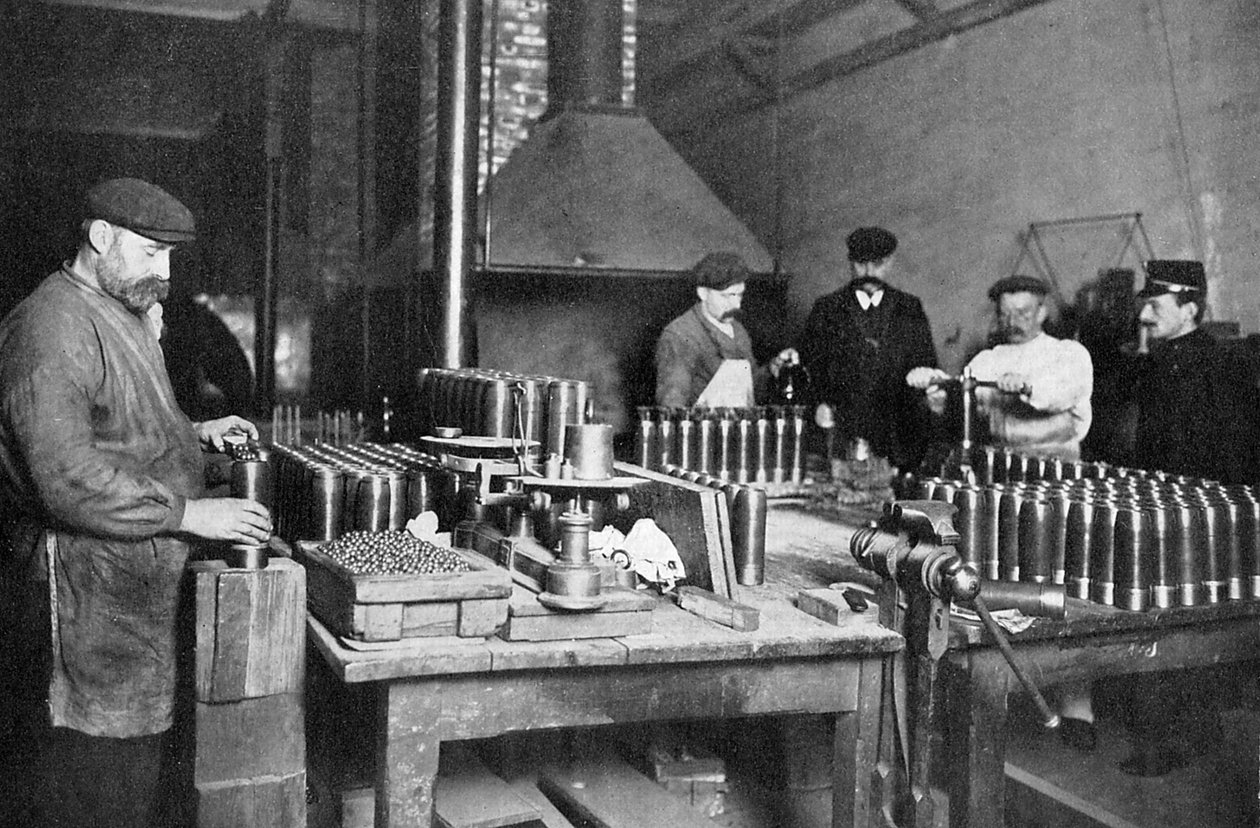 Preenchendo conchas de estilhaços em uma fábrica britânica de munições, Primeira Guerra Mundial, 1914-1918 de Unbekannt