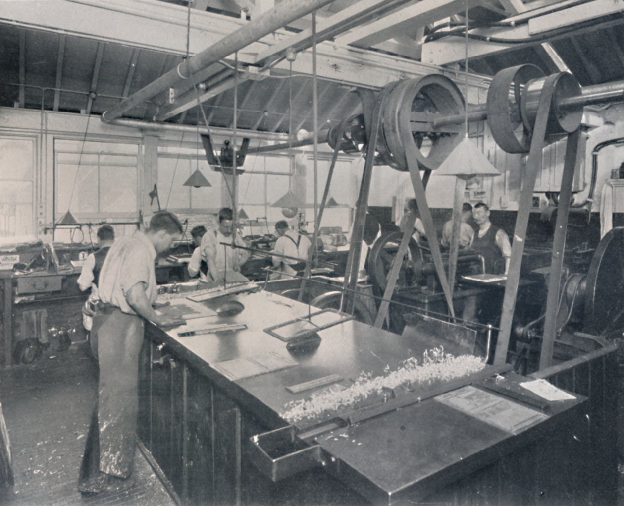 Operações finais na fundição. Aparar as placas e acabamento, 1917 de Unbekannt