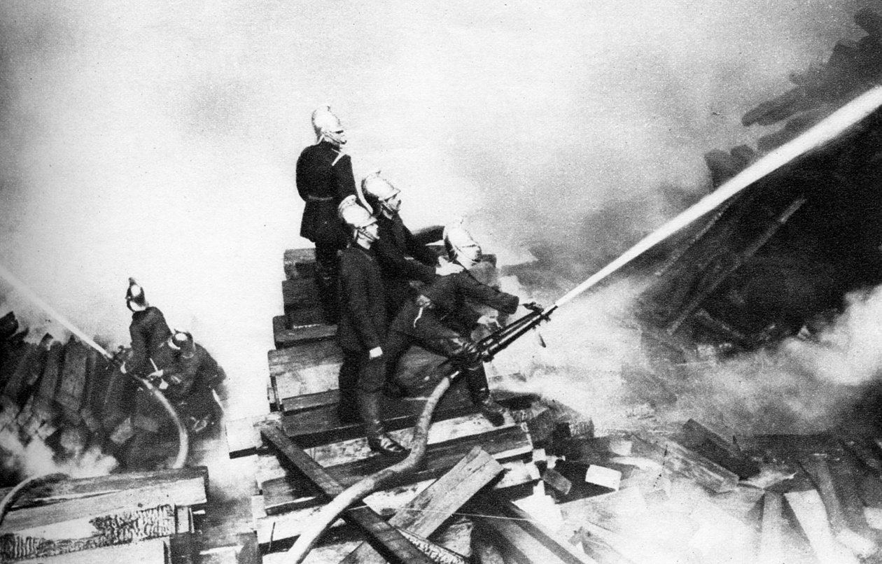 Bombeiros combatendo um incêndio em um pátio de madeira, Londres, 1926-1927 de Unbekannt