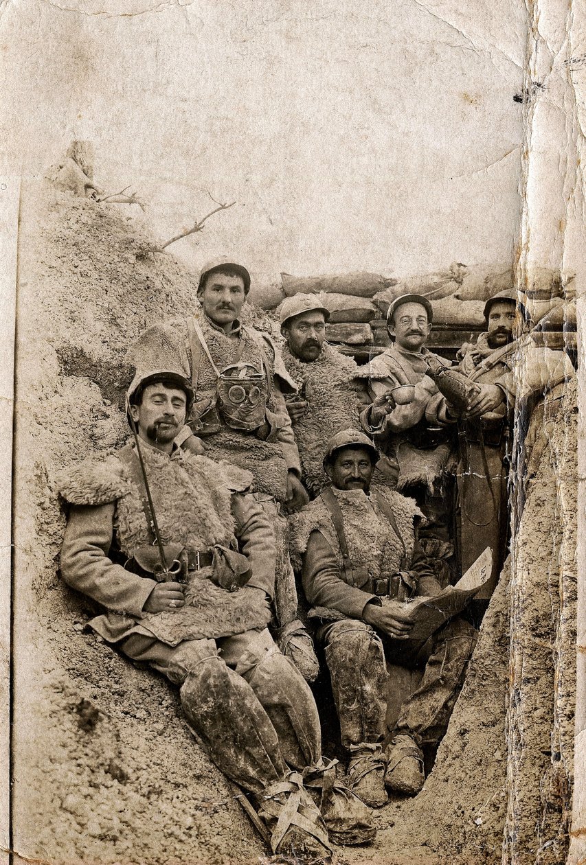 Primeira Guerra Mundial (1914-1918): Soldados peludos em vestido de inverno em uma trincheira em 1916-1917. Eles usam jaquetas de pele de carneiro e uma máscara de gás. de Unbekannt