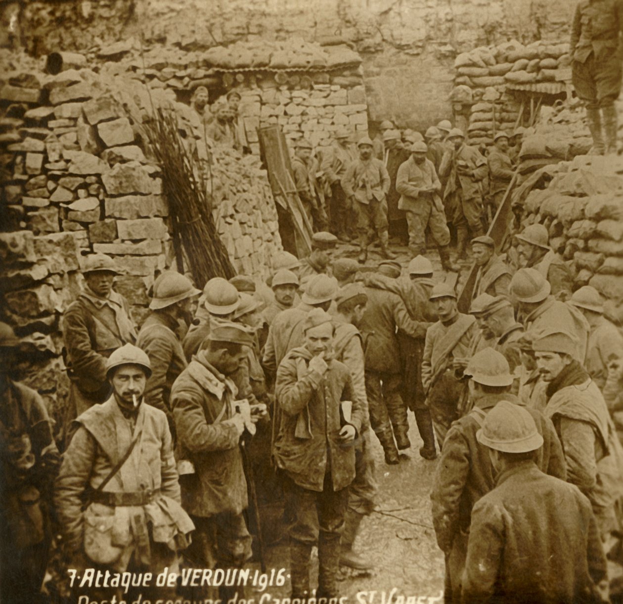 Posto de primeiros socorros em pedreira, Saint-Vaast, ataque de Verdun, norte da França, 1916 de Unbekannt