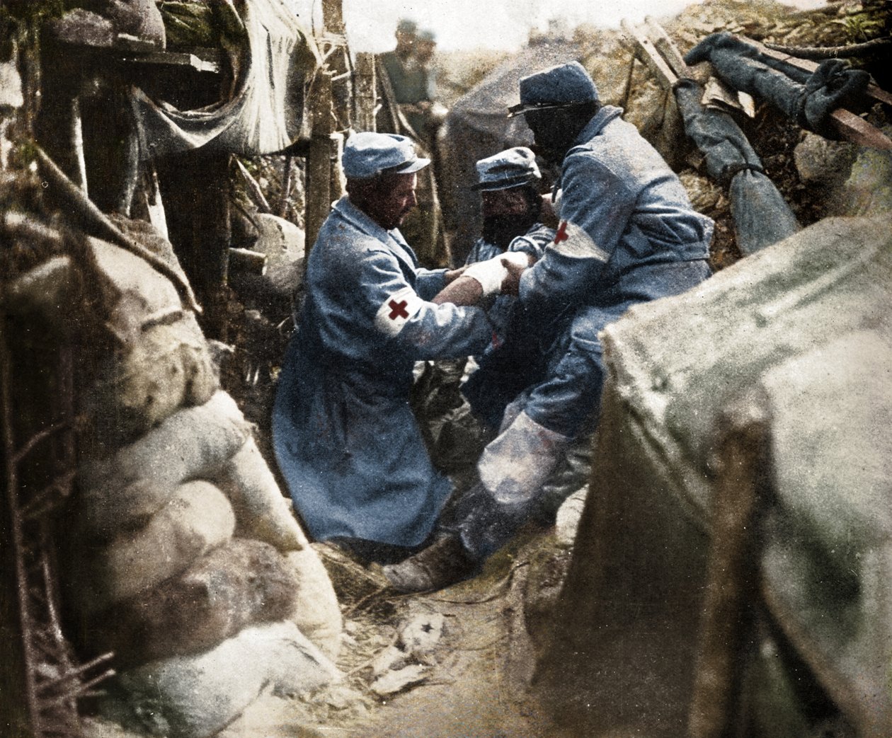 Primeiros socorros a um homem ferido em uma das trincheiras francesas, 1915 de Unbekannt