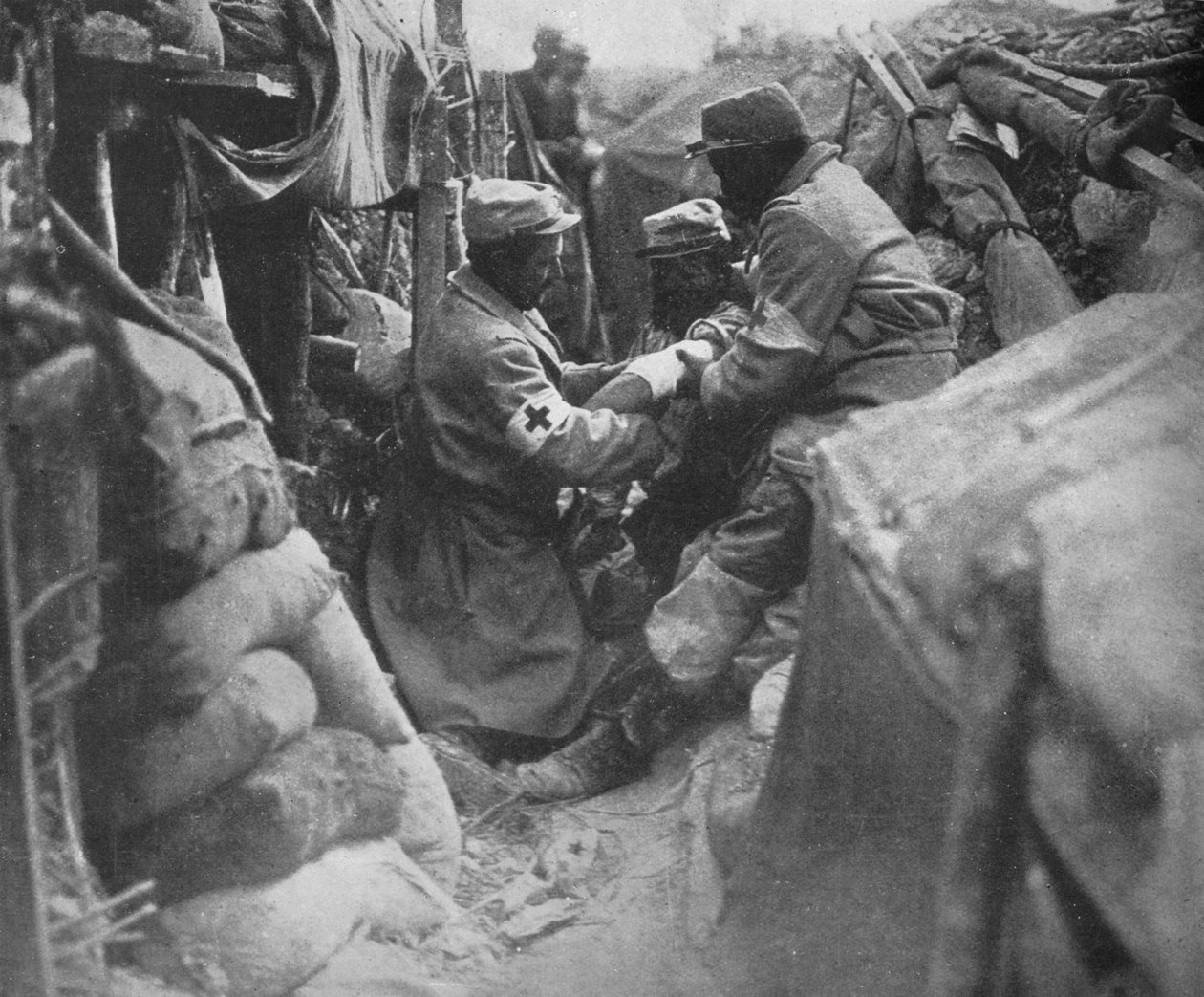 Primeiros socorros a um homem ferido em uma das trincheiras francesas, 1915 de Unbekannt