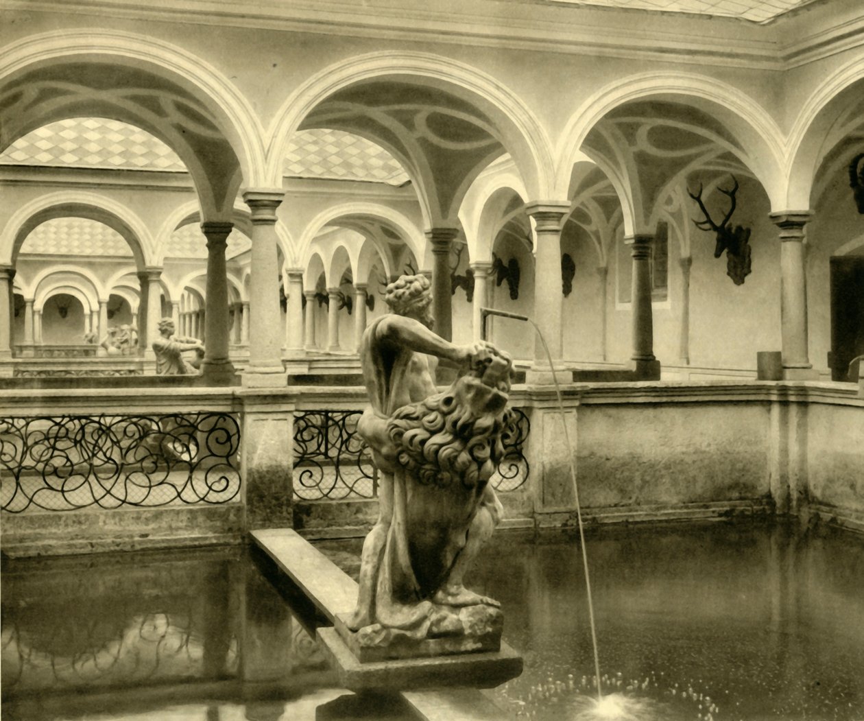 Esculturas em aquários, Kremsmünster Abbey, Alta Áustria, c1935. de Unbekannt