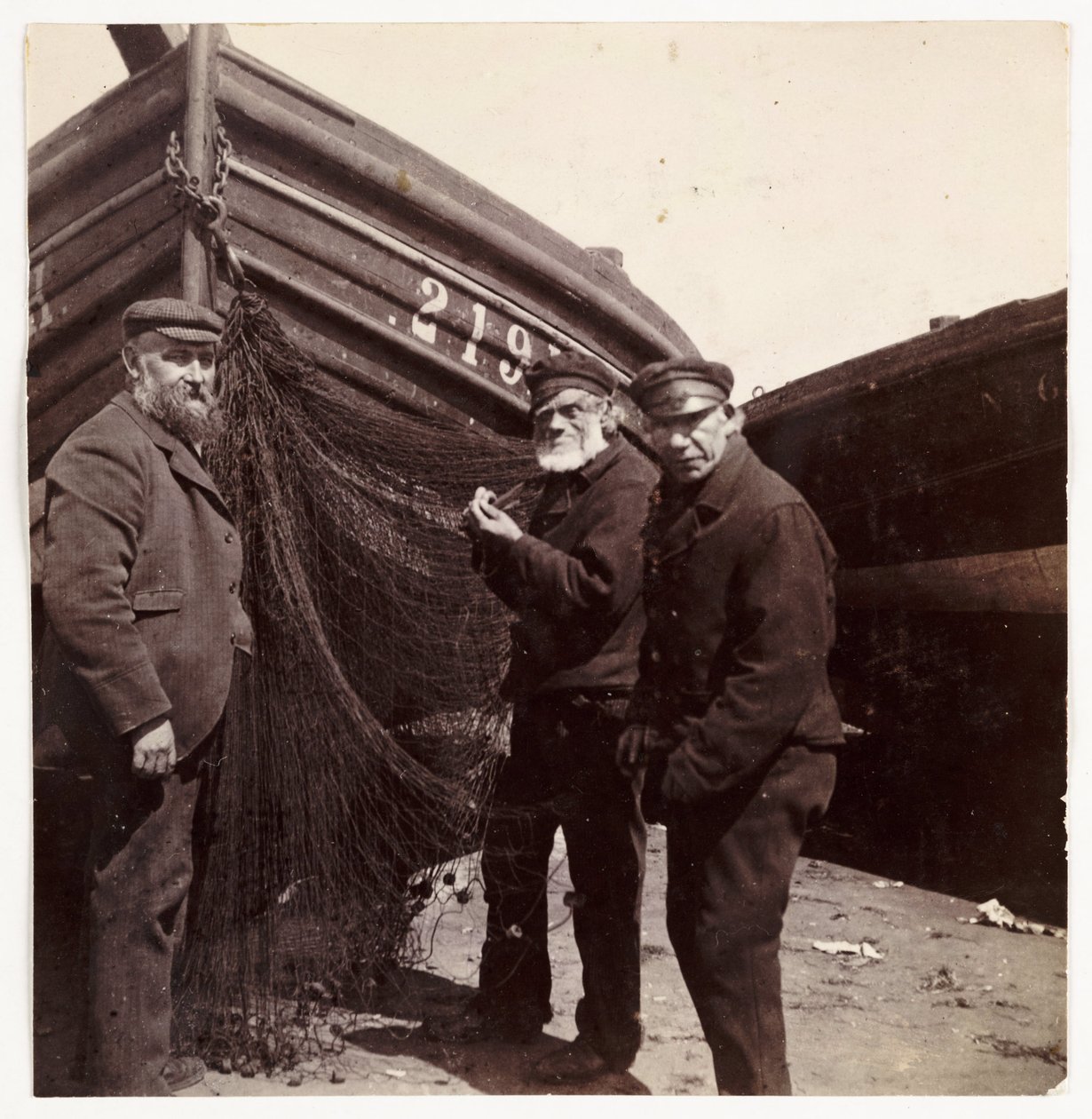 Pescadores em pé junto a uma rede, c 1905 de Unbekannt