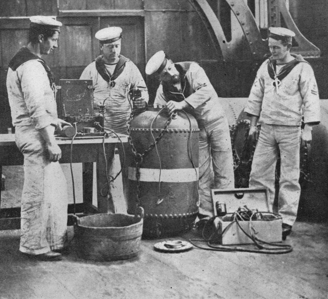 Montando uma mina de contato elétrico, 1914 de Unbekannt