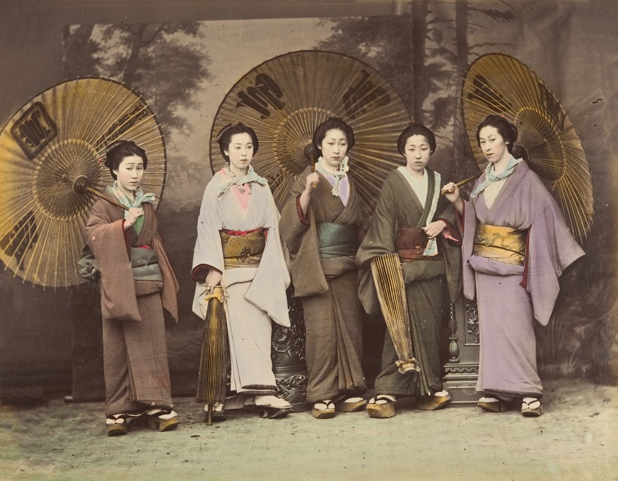 [Cinco mulheres japonesas em trajes tradicionais com guarda-sóis], 1870s. de Unbekannt