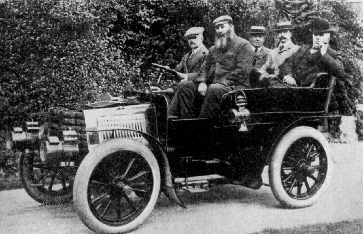 Cinco homens sentados em um automóvel, 1902 1935 de Unbekannt