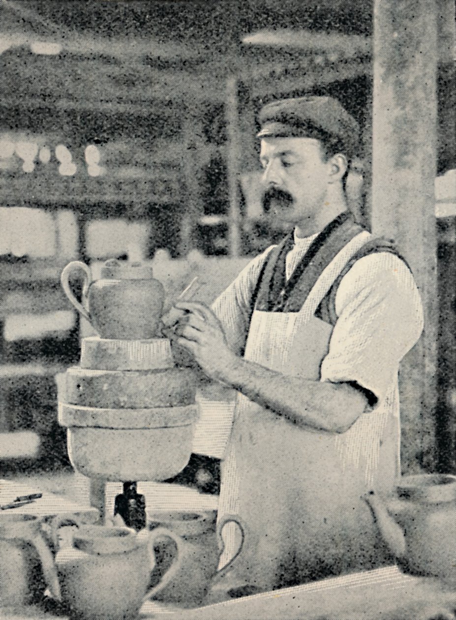 Fixando o bico em um bule de chá, c1917 de Unbekannt